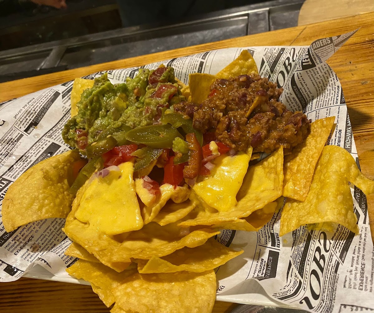 Entraña a la parrilla servida sobre pizarra con ensalada