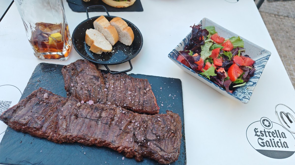 Chuletón gallego a la brasa con patatas y alcachofas